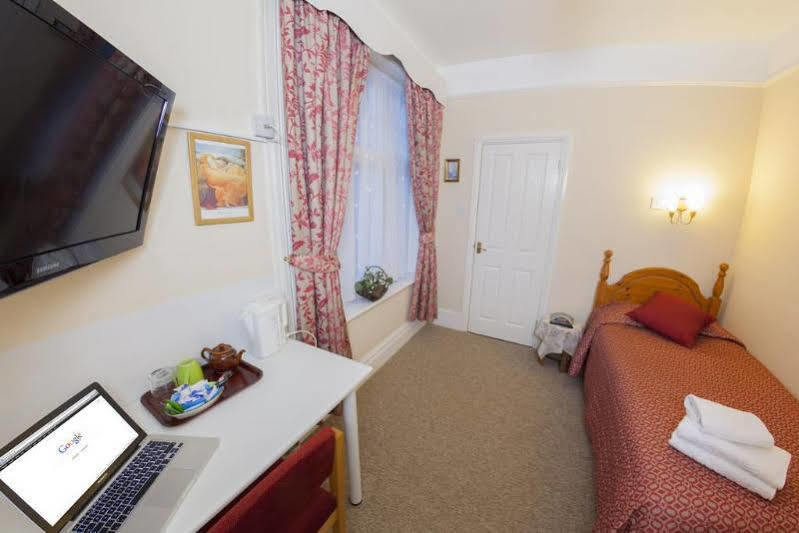 Gatwick Turret Guest House Horley Bagian luar foto